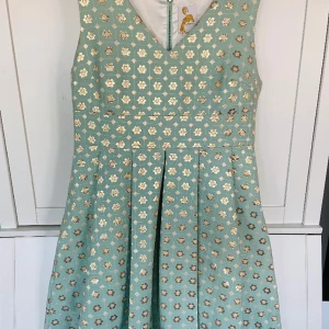 Mintgrön och Guld Cocktail Klänning  - Mycket fint skick. Som ny. Använd 1-2 gånger. 