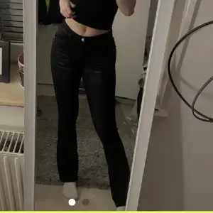 Svarta low waist jeans. Helt oanvända, endast testade.