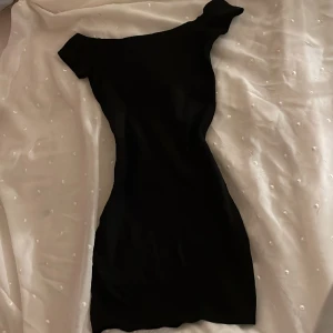 Svart klänning - Svart kort  off shoulder klänning, tajt framhäver kroppen jättefint