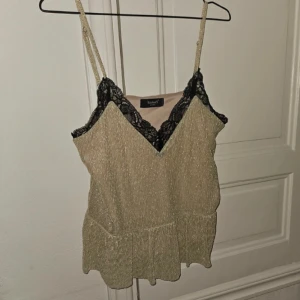 Guldig fest topp - Jätte fin topp som jag köpte på vintage för 150kr, jag säljer toppen för 100kr då den är lite för stora för mig🩷