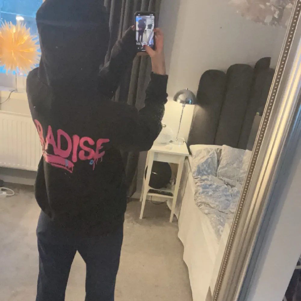 Säljer denna snygga hoodie som inte går att köpa längre. Oversized modell o är hur skön som helst💕 inga slitningar eller liknande finns🩷. Tröjor & Koftor.