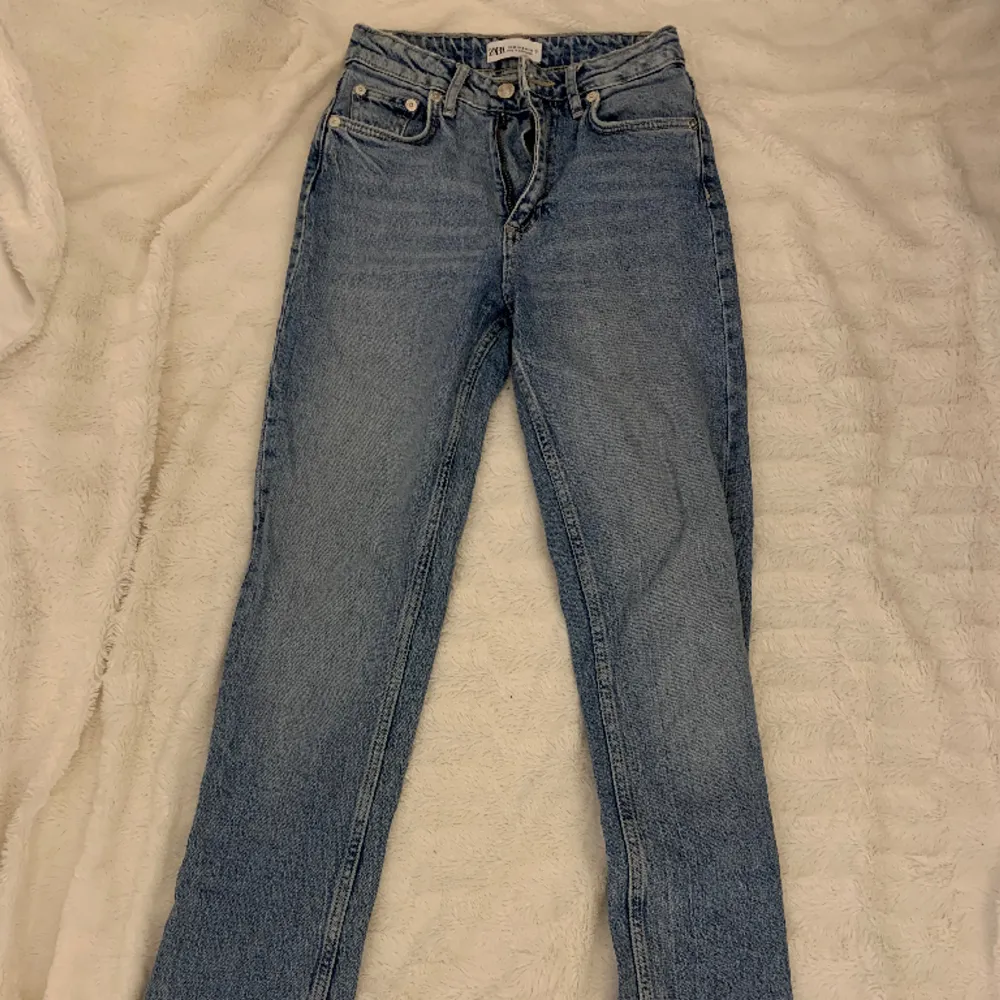 Fina zara jeans som knappt är använda, de har slits vid fötterna🩵. Jeans & Byxor.