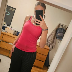 Rosa linne - Säljer denna söta topp då den inte används. Den har söta spets detaljer och är en cool längd.💗