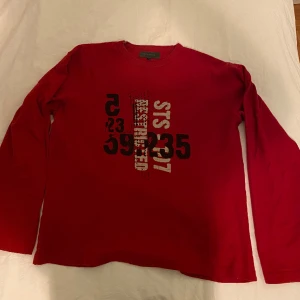 Röd långärmad - Snygg röd långärmad med tryck😺😺 köpt secondhand men är från Jack & Jones från början🙏
