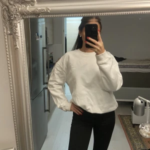 Tröja - Mysig vit tröja, perfekt passform!✨