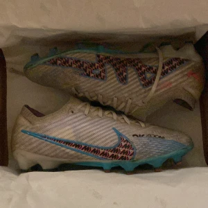 Nike mercurial vapor 15 elite ag blast storlek 41 - Köpta från Unisport för 3049kr säljer för 999kr. Skorna är jättesköna snygga och riktigt bra. Inga defekter och är i nyskick bara lite smutsiga.