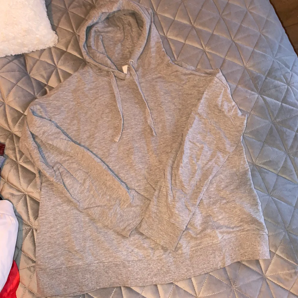 En ljusgrå neutral hoodie, knappt använd bara legat i garderoben o skrynklat till sig lite. . Hoodies.