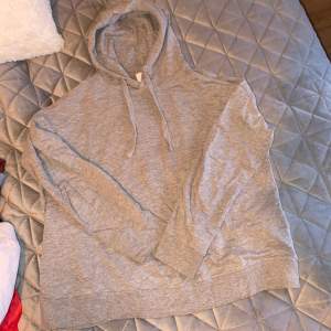 En ljusgrå neutral hoodie, knappt använd bara legat i garderoben o skrynklat till sig lite. 