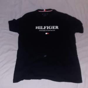 Fin Tommy Hilfiger tröja, använder inte den eftersom den inte passar min stil längre. Skick: 10/10
