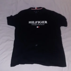 Snygg Tommy hilfiger tröja - Fin Tommy Hilfiger tröja, använder inte den eftersom den inte passar min stil längre. Skick: 10/10