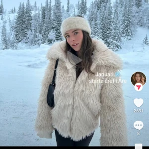 pälsjacka  - Pälsjacka från &otherstories. Modellen på bilden när vanligtvis S. 