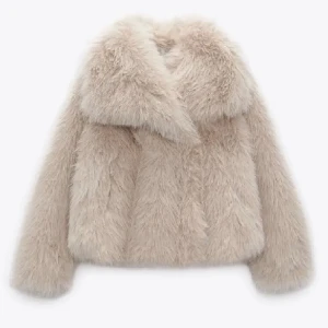 Zara pälsjacka  - Snygg pälsjacka från zara som inte säljs längre (litet hål i fickan men syns inte och märks knappt)💓