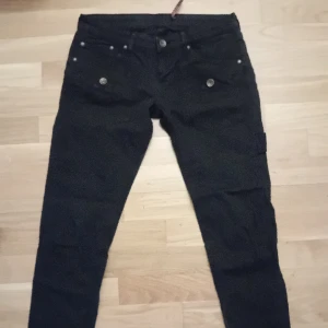 Fornarina jeans - Svarta fornarina jeans. Använa 2 ggr. Strl.28  Inget typiskt jeanstyg. Dem har en mjuk och "len" yta, svårt att förklara.  Ej färgblekta, det är tyget som inte framhävs korrekt på bilderna. Låg midja