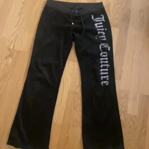 Juicy coulture byxor - Säljer mina juicy byxor med paljett detaljer. Köpt här på plick för 600kr. Sparsamt använda, lite slitna längst nee vilket man ser på 3 bilden. Passar mig 163 och min syster 169. Dem är low waist. Midjemått 40cm (kan spännas åt)  Innerbenslängd 80cm