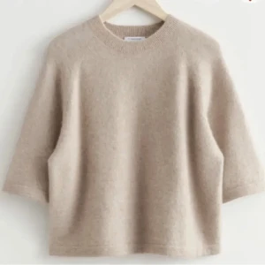 & Other stories tröja - Intressekoll! På min jättefina och populära & other stories trekvartsärmade tröja. Köpt i våras och knappt använd då jag inte tycker att den passar mig🙌🏻🤍