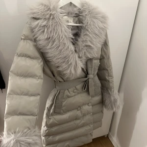 Ny jacka  - Helt ny jacka med prislapp kvar. Så snygg men väldigt liten på mig, skulle passa en XS/S. Köptes för över 1000kr. Fuskpäls, men den är avtagbar på kragen och armarna. Först till kvarn 🤍
