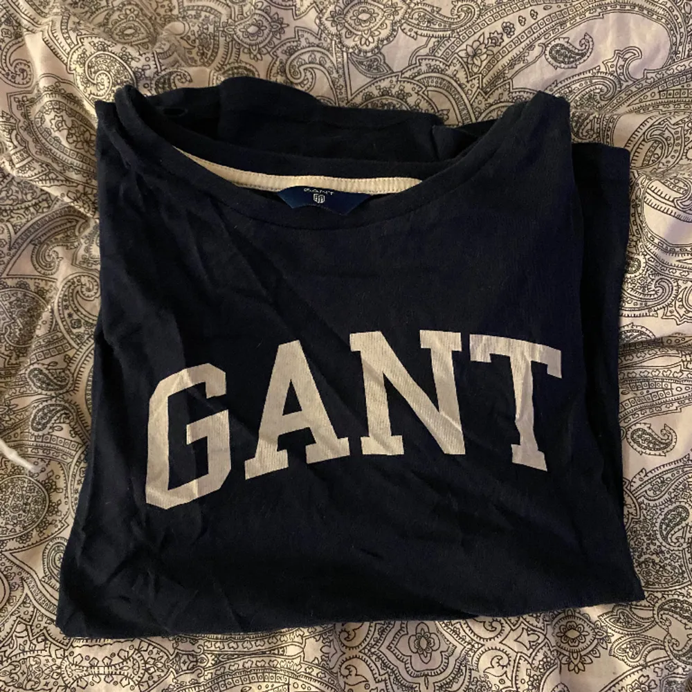 T-shirt från Gant, inte använts på länge och är i toppen skick!💙. T-shirts.