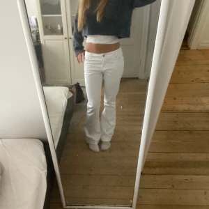 Lågmid bootcut jeans - Säljer dehär jättesnygga vita jeansen. De är lågmidjade och utsvängda och är köpta second hand💕
