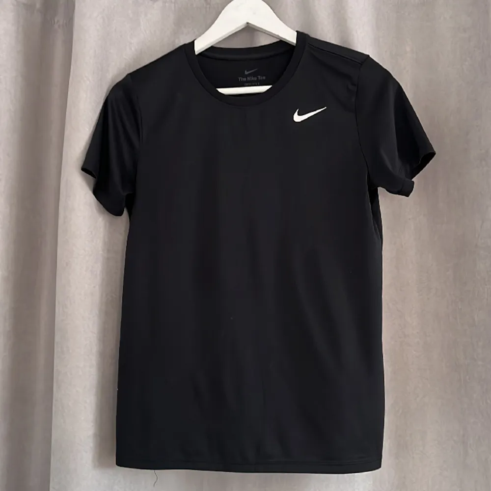 en träningst-shirt från Nike i storlek small är i bra kvalitet skicka meddelande för fler bilder . T-shirts.