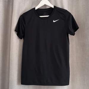 en träningst-shirt från Nike i storlek small är i bra kvalitet skicka meddelande för fler bilder 