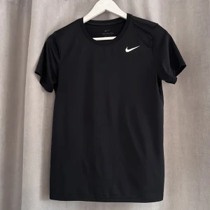  träningst-shirt  - en träningst-shirt från Nike i storlek small är i bra kvalitet skicka meddelande för fler bilder 