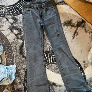 Lågmidjade gråa jeans❤️ - Jätte fina jeans dem med, men lite för stora i midjan