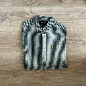 En långärmad unik skjorta som passar till det mesta. Den säljs dessutom extremt billigt i förhållande till skicket. Hör av er vid intresse eller minsta lilla fråga! 