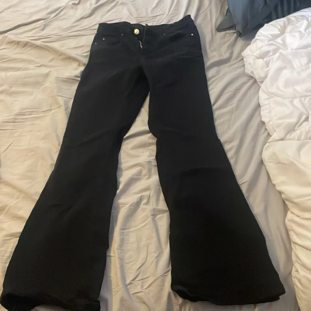 Snygga svarta jeans med utsvängda ben där nere! Användes bara 1-2 ggr och så skönt matrial!. Farkut & Housut.