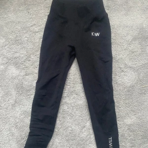 Iciw tights  - Säljer dessa träningstights från iciw med scrunch bak, aldrig använda 