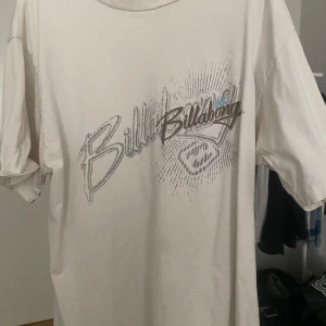 Billabong t shirt  - Säljer denna billabong t shirt som är i ny skick och som är skit snygg. Den är i storlek S o vid andra funderingar hör av er 