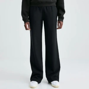 Mjukisbyxor  - Svarta lågmidjade jättesköna mjukisbyxor från bikbok ✨