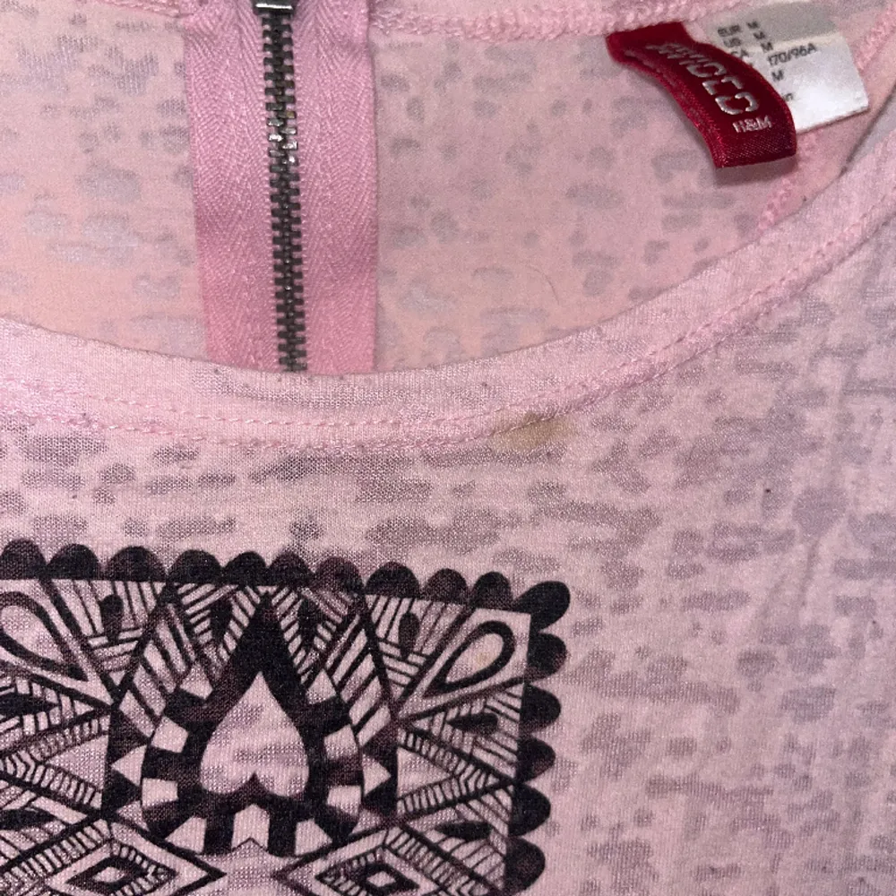 Gulligt linne köpt för väldigt länge sen på H&M!🎀 Väldigt djupa vid armhålorna💞 Lite svagt genomskinlig. Pytteliten fläck (se sista bilden) på framsidan, går säkert att få bort i tvätten!🌸 Pris går att diskutera. Toppar.