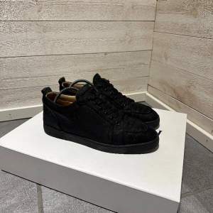 Säljer nu dessa svarta Louboutins skorna. skick: 8/10 Storlek: 43 Pris: 3399kr