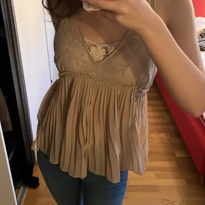 Jätte fin topp - Söt topp med vacker brodering.