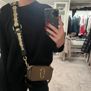 Marc Jacobs väska - Marc jacobs crossbody väska, max använt 3 gånger. I nyskick. Tillkommer äkthetsbevis och dustbag också. Nypris ca 5000kr