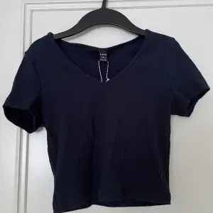 Fin ribbad marinblå kortärmad tröja i storlek S. Aldrig använd 
