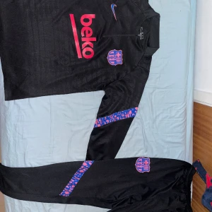 Barcelona svart dress/training tracksuit 2020/21  - Barcelona training tracksuit svart, knappt använd och haft den någon månad. Inte min typ och därför säljer jag den. 