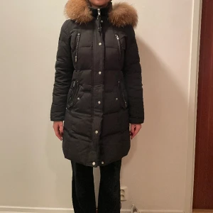 Rock and blue vinterjacka  - Varm vinterjacka i mycket fint skick. Äkta päls. Använd endast 1 vinter. Storlek 38. Modellen heter Arctica. Nypris 5299kr. Jag säljer för 2500kr 