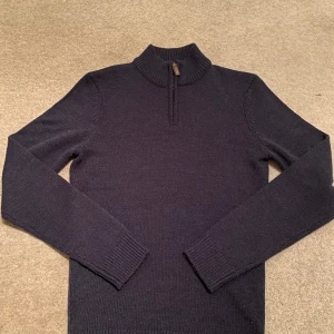 Zip up tröja - Stilren zip up tröja, mycket bra skick 9/10. Använd väldigt fåtal gånger. Storlek S. Märke Pier One.😁 skriv om ni har fler frågor. Priset kan diskuteras.