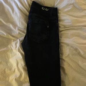 Dondup jeans - Dondup jeans i storlek 33. Modellen George 