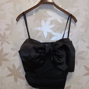 Partytopp / Nyårstopp - Partytopp / Nyårstopp med stor rosett på bröstet. Aldrig använd men tyvärr är prislappen inte kvar