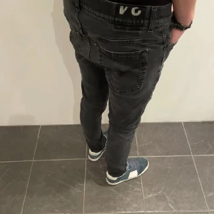 Donup jeans  - Tja säljer mina donup jeans eftersom de var för små. Det är köpta hos Fashion store här på plick och har endast testats en gång. Storleken är 34 men passar 33 32. Skriv om ni har frågor