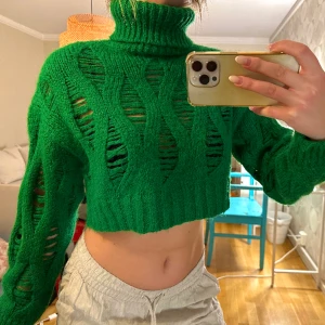 Grön stickad polotröja - Denna passar även storlek XS/S. Snygg stickad tröja med polo som slutar över naveln💚