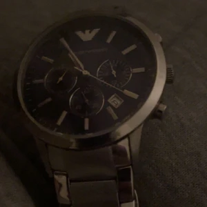 Armani klocka  - Äkta Armani klocka.  Batteri behövs bytas och lite repa på skärmen. Därav priset.