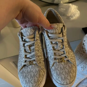 Mickel kors  - Jätte bra skick kannpt använda använt 1 gång. Köpa för 1500 