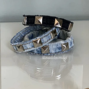 Jeansarmband med nitar - Nitarmband i jeanstyg för 100kr/st  och frakt eller fri frakt vid köp av två. Finns i ljusblå, blå, grå, svart Säljer även dubbelarmband för 195kr styck samt fri frakt vi köp av två (andra bilden) Hör av er vid frågor!!❤️
