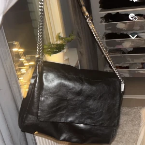 Väska från zara - Super fin väska från zara som inte kommer till användning ❤️nypris 400, mitt pris 250❤️