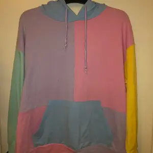 Pastell färgad hoodie. Nästan ny. Köparen står för frakt.