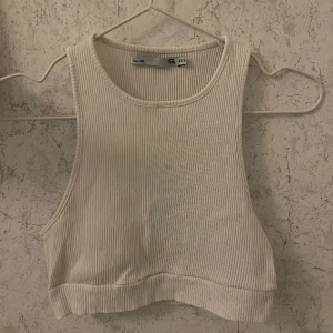 tränings linnen  - Säljer dessa två tränings linnen i beige och vit då de ej används! Dom är i bra skick och jätte sköna!  !!( PRISET ÄR FÖR BÅDA, MEN GÅR ATT KÖPAS SEPARAT FÖR HALVA PRISET)!!