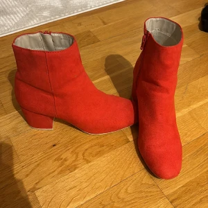Stövletter - Snygga stövletter som tyvärr inte kommer till användning! Har några märken därav priset, skickar bild vid efterfrågan